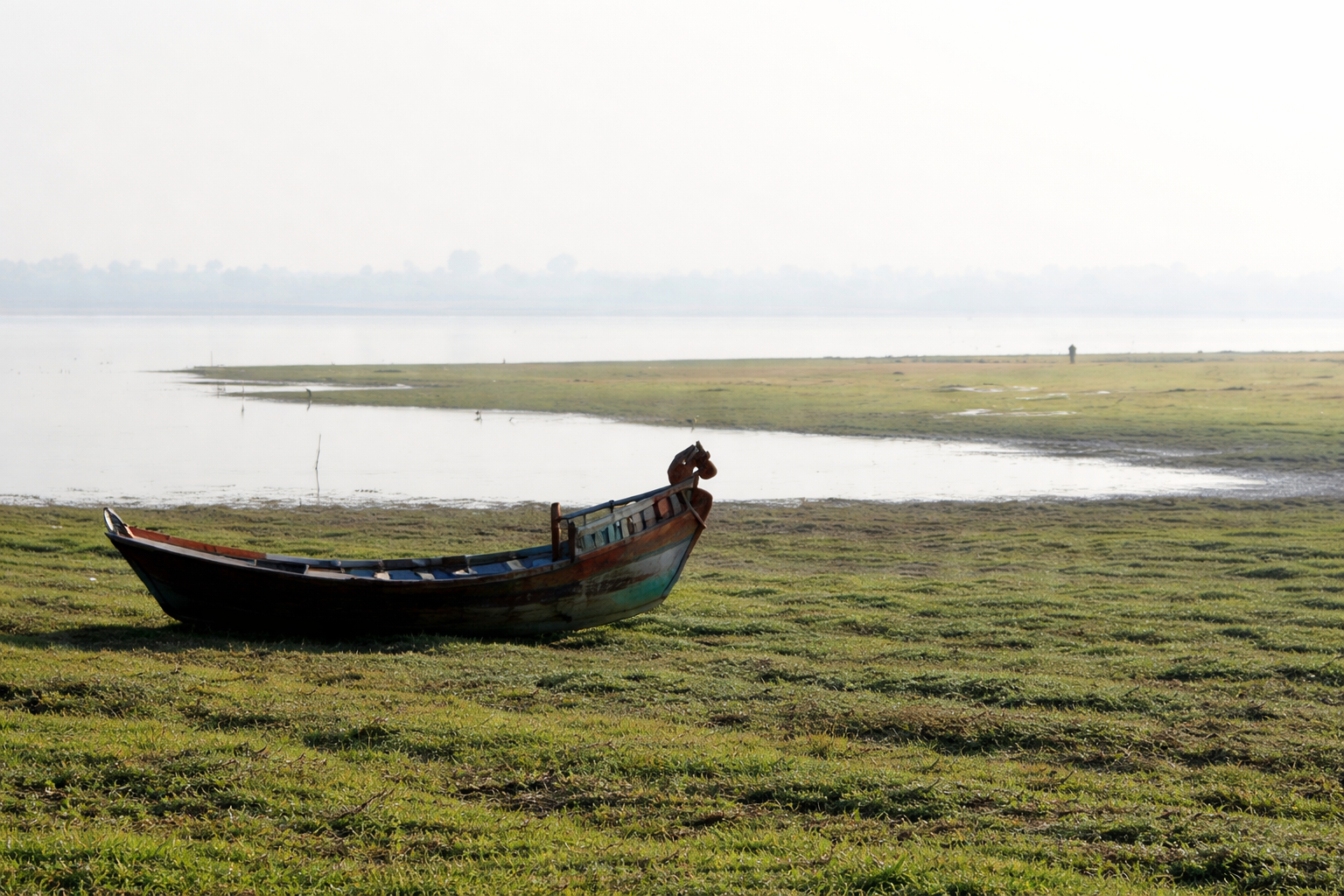 Boat Joy Rides - Slow-paced boat rides on the lake for visual horizon reset - 1