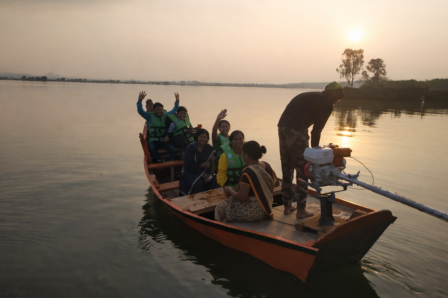Boat Joy Rides - Slow-paced boat rides on the lake for visual horizon reset - 3