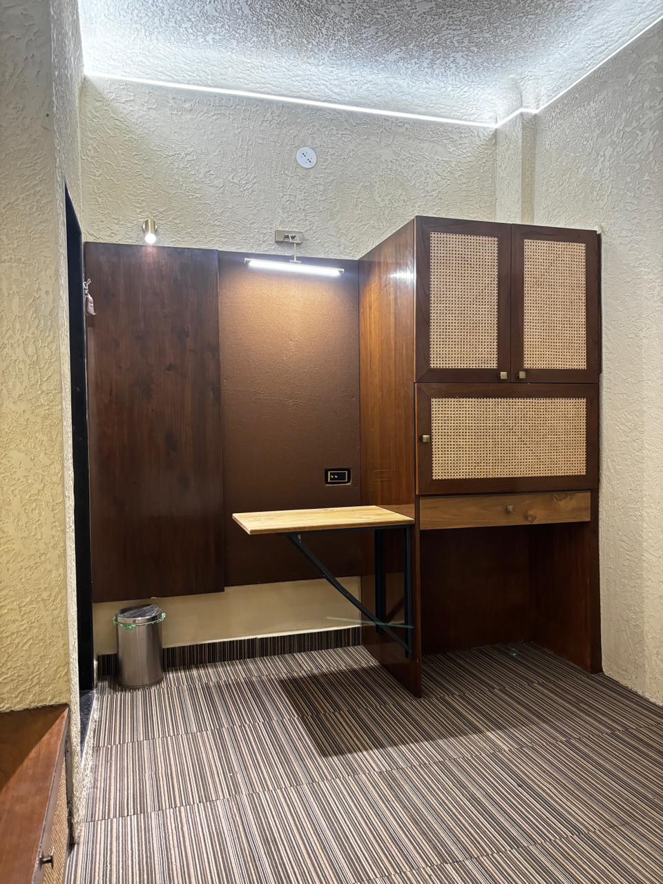 Private Room - Enclosed personal sleeping space with king-size bed for deep rest - 2